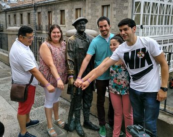 Gasteizko Margolariak ha presentado la pulsera morada que lucirán en fiestas. (@GMargolariak)