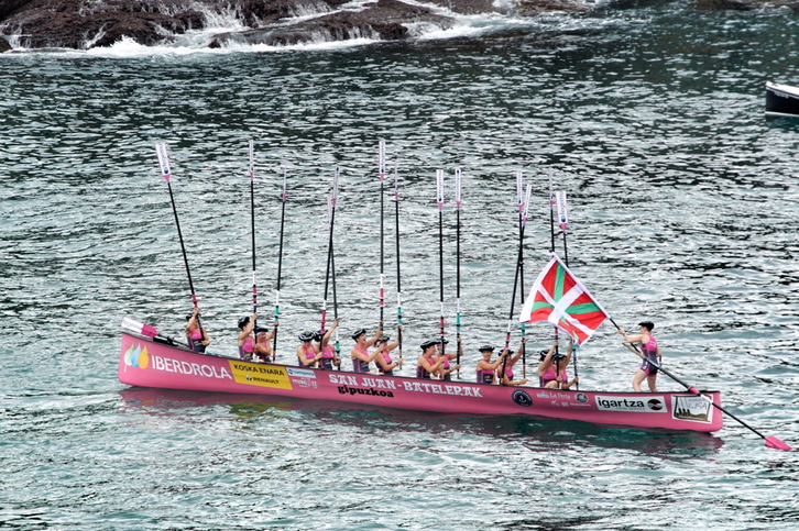 Las chicas de San Juan celebran el campeonato de Euskadi. (FOKU)