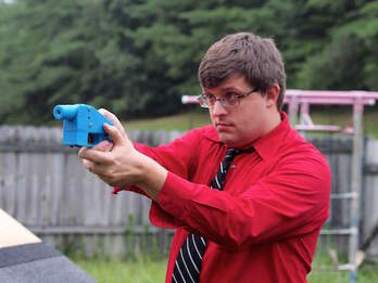 Un ingeniero sostiene un modelo de arma impreso en 3D. (Robert MACPHERSON/AFP) 