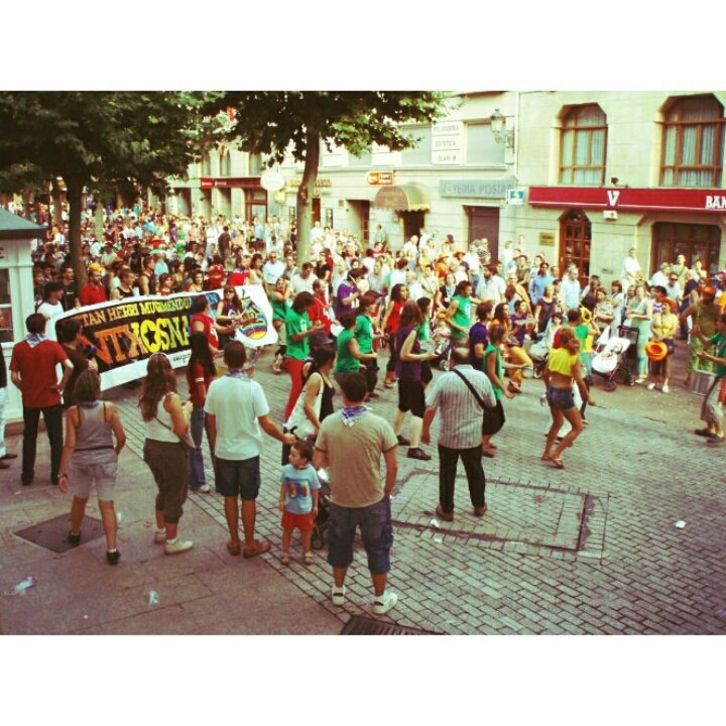 Jaiei hasiera emateko «Entxosnatu» kalejira 2015ean. (Gasteizko Txosnak)