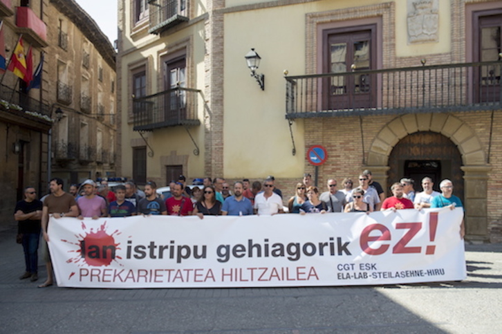 Concentración en Corella para denunciar la muerte de dos trabajadores. (Iñigo URIZ/FOKU)