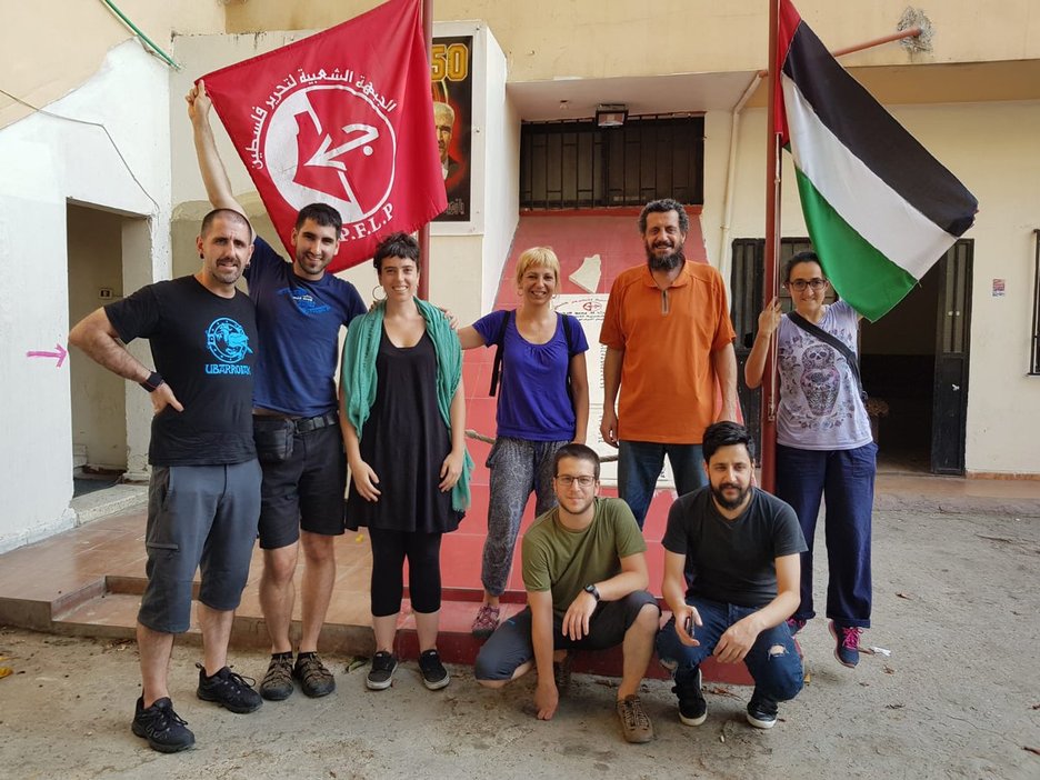 Yamani Khaled PFLPko kidearekin Beddawiko errefuxiatu eremuan Yamani Khaled PFLPko kidearekin Beddawiko errefuxiatu eremuan