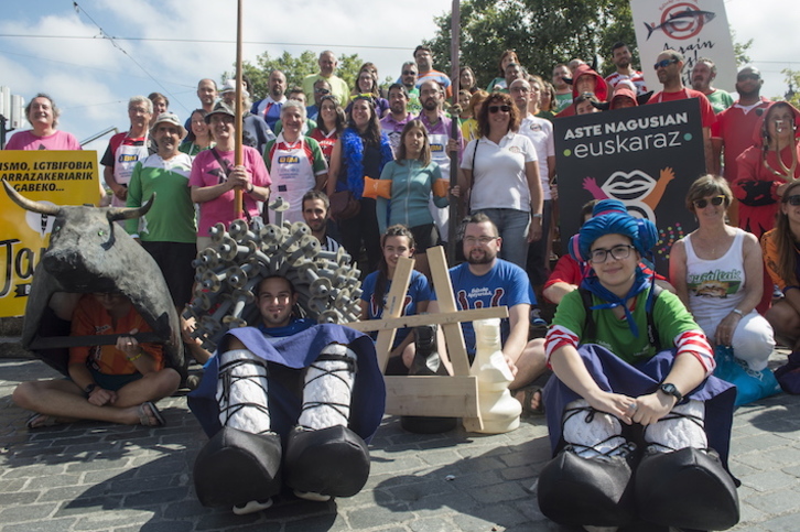 Representantes de Bilboko Konpartsak han presentado en la plaza el Arriaga la programación para Aste Nagusia. (Monika DEL VALLE/FOKU)