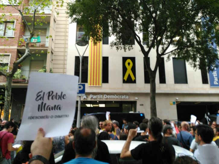 Concentración de los CDR frente a la sede del PDeCat. (@CDRCatOficial)