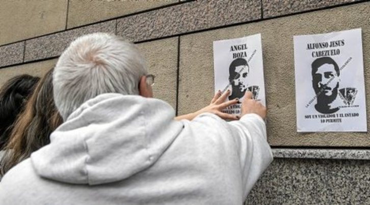 Manifestantes pegan fotos de Boza y otros miembros de ‘La Manada’ en Bilbo. (Marisol RAMIREZ/FOKU)
