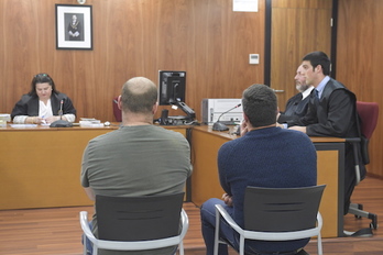 Mikel Goñi, de espaldas, junto al otro acusado, Jesús María M.B., durante el juicio. (Idoia ZABALETA/FOKU)