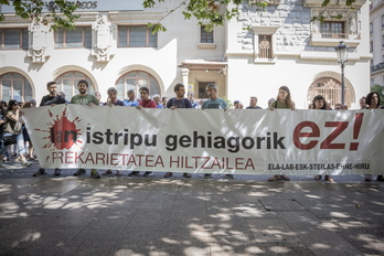 Gasteizko Korreos plazan egin dute elkarretaratzea sindikatuek. (Endika PORTILLO/FOKU)