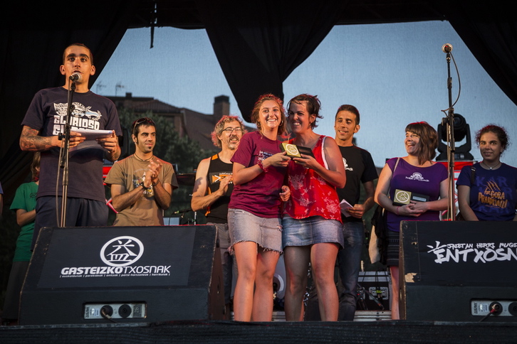 OkupaTUGasteiz ha sido el encargado de abrir las txosnas gasteiztarras. (Endika PORTILLO / FOKU)