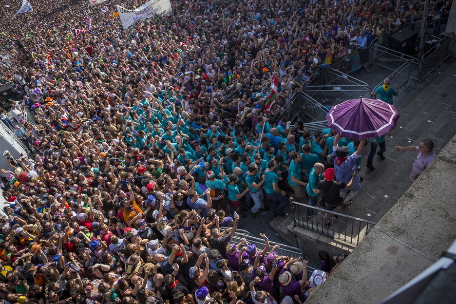 Indarrez ekin diete gasteiztarrek jaiei. (Endika PORTILLO / FOKU)