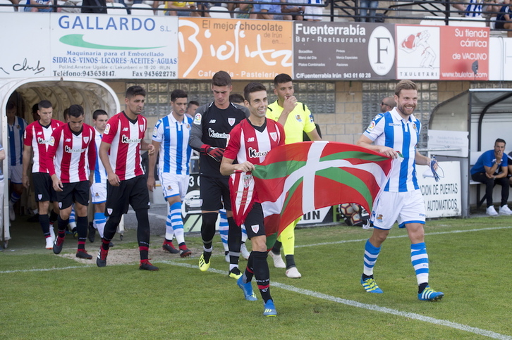 Ikurriña eskuan hartuta atera dira zelaira Athletic eta Reala. (Iñigo URIZ / FOKU)