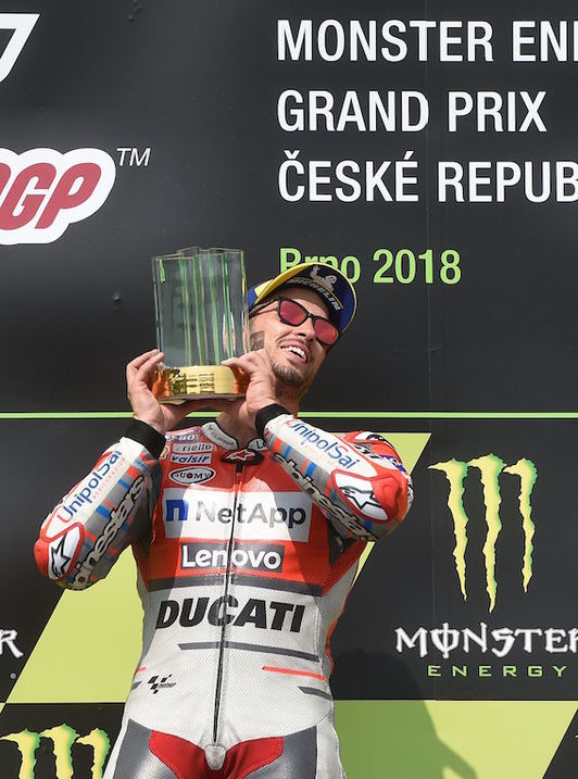 Dovizioso celebra la victoria obtenida en Brno. (Michal CIZEK/AFP)