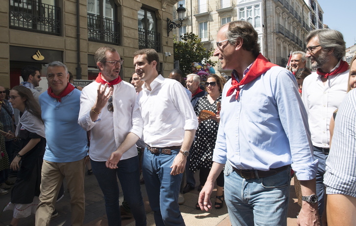 Pablo Casado ayer en Gasteiz rodeado de compañeros del partido en la CAV. (Raul BOGAJO / FOKU)
