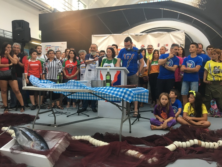 Bilboko Konpartsek antolatutako Arrain Fish Festival egitasmoaren aurkezpena, Erriberako merkatuan. (BILBOKO KONPARTSAK)