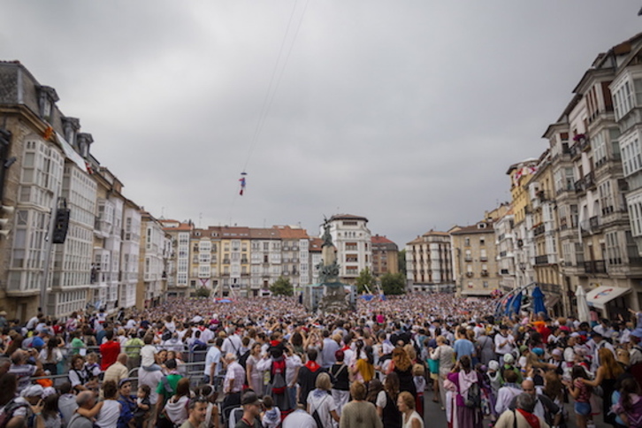 Bajada de Zeledon Txiki y Edurne desde la balconada de San Miguel. (Endika PORTILLO/FOKU)