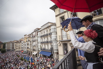 Bajada de Zeledon Txiki y Edurne desde la balconada de San Miguel. ()