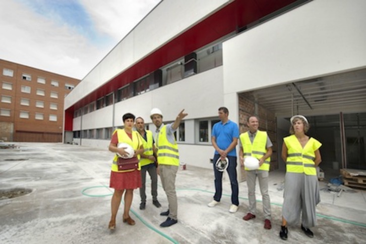 Un momento de la visita de los responsables de Educación al nuevo instituco de Sanduzelai. (GOBIERNO DE NAFARROA)