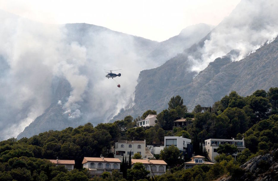 Pineten, sua itzaltzeko lanetan helikopteroa. (Jose JORDAN / AFP)