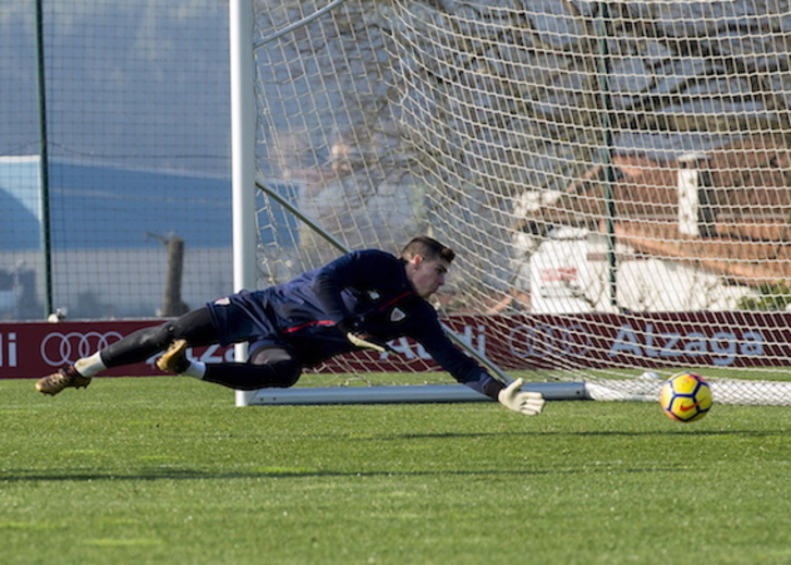 Kepa Arrizabalaga, durante una sesión de entrenamiento en Lezama. (Luis JAUREGIALTZO/FOKU)