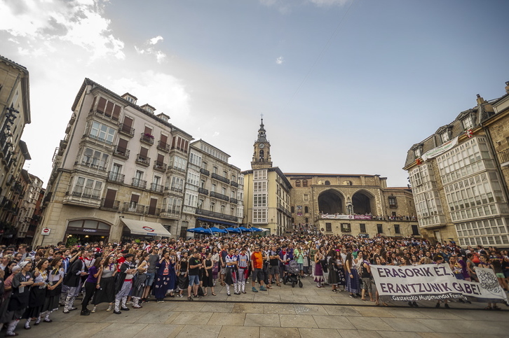 El movimiento feminista de Gasteiz se manifestó tras la última agresión sexual. (Jaizki FONTANEDA / FOKU)
