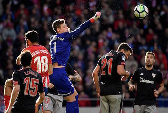 Kepa Arrizabalaga despeja un balón en un encuentro contra el Atlético. (Gabriel BOUYS/AFP)