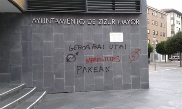 Pintada en contra de Geroa Bai y en defensa del gaztetxe Maravillas aparecida en la fachada del Ayuntamiento de Zizur Nagusia. (GEROA BAI)
