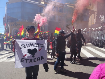 Euskal brigadistak Boliviako aberri egunean.