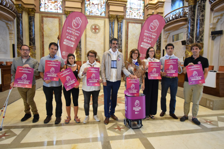 Todos los grupos municipales han asistido a la presentación de la campaña contra las agresiones sexistas. 