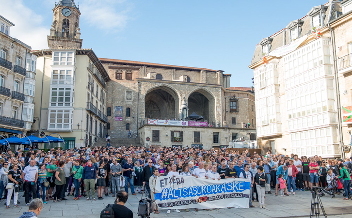 Altsasuko gazteei eta haien senideei elkartasuna adierazi dieta Gasteizko jaietan. (Raul BOGAJO / FOKU)