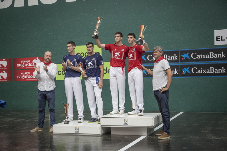 Jokin Altuna y Jose Jabier Zabaleta han recibido el trofeo de La Blanca. (Endika CASTILLO / FOKU)