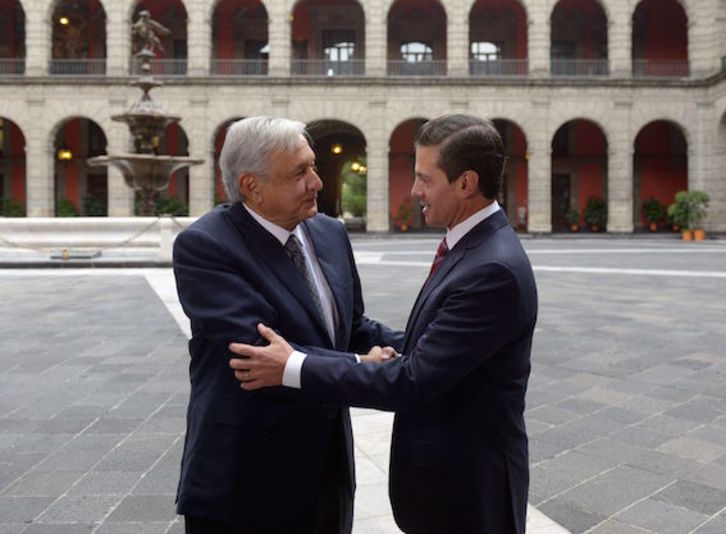 López Obrador y Peña Nieto se saludan en el Palacio Nacional. (AFP)