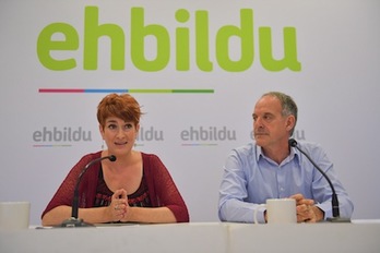 Imagen de la rueda de prensa ofrecida por Bakartxo Ruiz y Adolfo Araiz. (Idoia ZABALETA/FOKU)