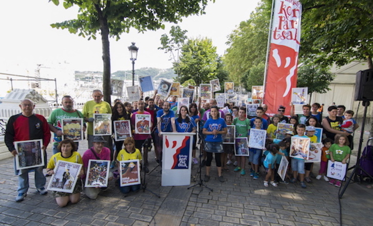 Dagoeneko muntaia lanetan murgilduta dauden Bilboko Konpartsek agerraldia egin dute Areatzan. (June PRIETO/FOKU)