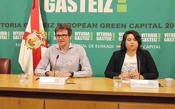 El alcalde de Gasteiz, Gorka Urtaran, junto a la edil Estibaliz Canto. 