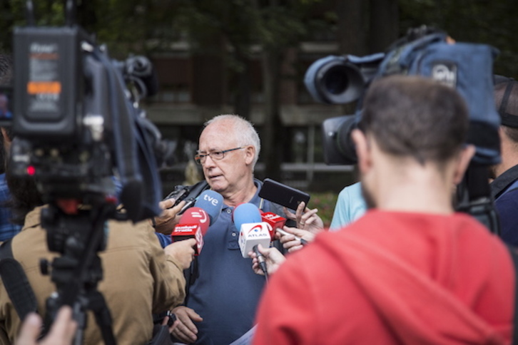 El portavoz de Sare Joseba Azkarra hace declaraciones a los medios. (Endika PORTILLO/FOKU)