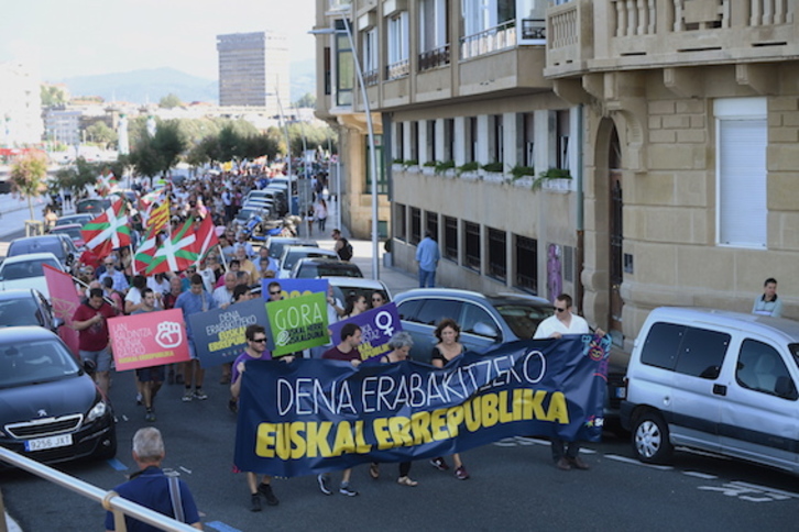 Marcha de Sortu en Donostia para reivindicar una República vasca. (Jon URBE/FOKU)