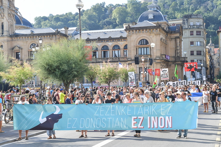 Zezenketen aurkako manifestazioa Donostian, Aste Nagusia hasi aurretik. (Idoia ZABALETA/FOKU)