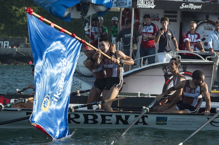 Los remeros de Zierbena agitan la bandera de Ondarroa. (Monika DEL VALLE/FOKU)