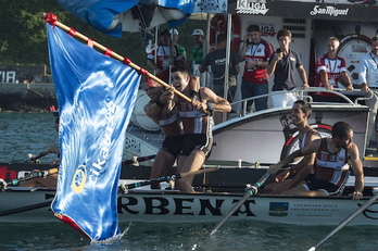 Los remeros de Zierbena agitan la bandera de Ondarroa. (Monika DEL VALLE/FOKU)