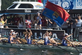 Las remeras de Gu Arraun se han llevado la victoria en Ondarroa. (Monika DEL VALLE/FOKU)