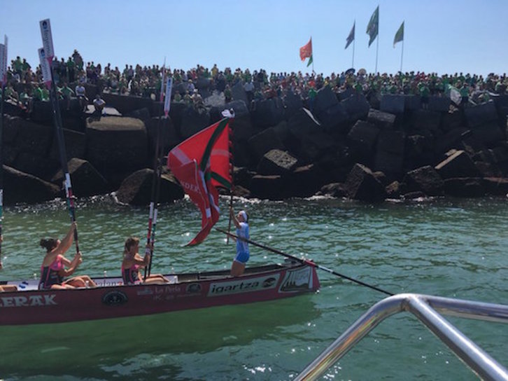 Las remeras de San Juan celebran la bandera de Hondarribia y el título de Liga. (@actraineras)