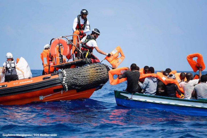 Instante en el que centenares de migrantes eran rescatados en el mar. (@SOSMedFrance)