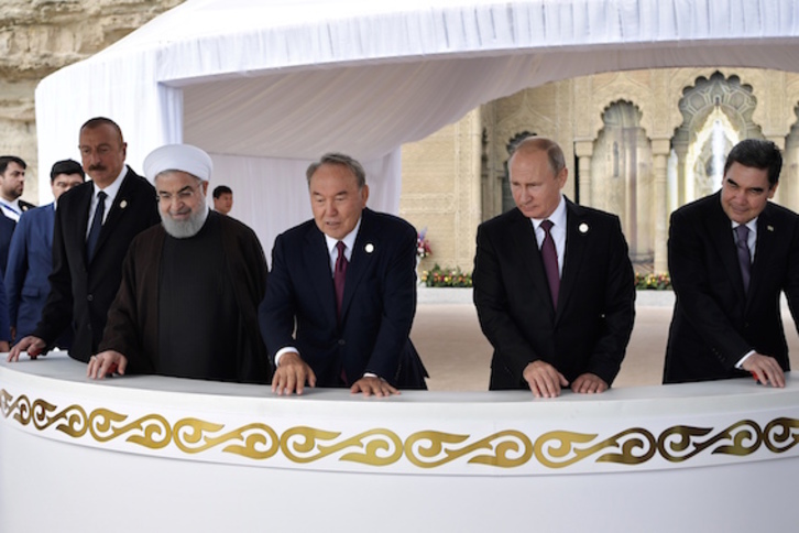 Rohaní, Alíev y Putin, entre otros, durante la cumbre. (Alexey NIKOLSKY/AFP)