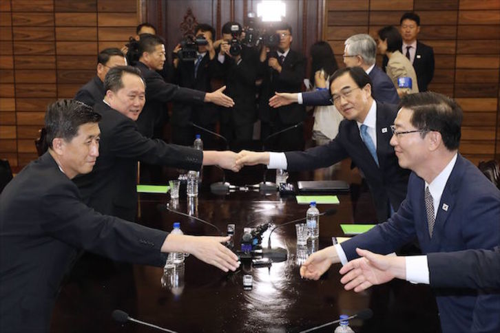 Saludo entre las delegaciones de las dos Coreas. (HONG GEUM-PYO / AFP)