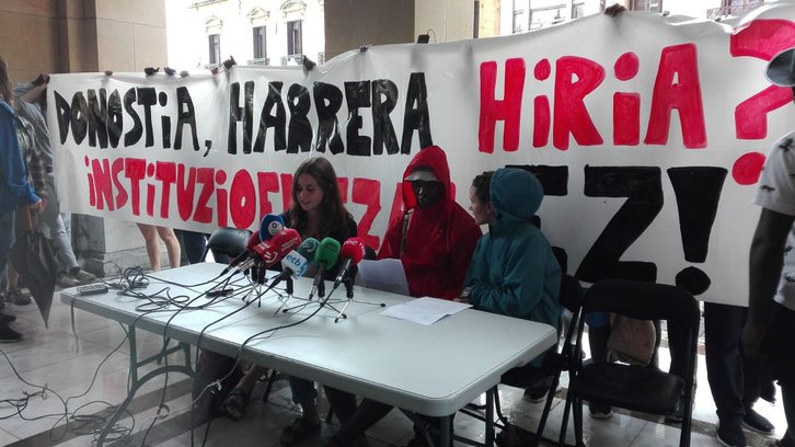 Rueda de prensa de la red por la acogida Harrera Sarea en los bajos del Ayuntamiento donostiarra. (@NAIARASAMPEDRO)