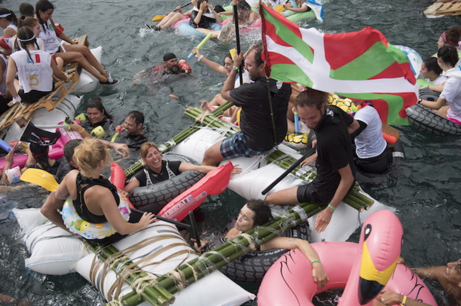 Risas y balsas en el abordaje. (Juan Carlos RUIZ/FOKU) Risas y balsas en el abordaje. (Juan Carlos RUIZ/FOKU)