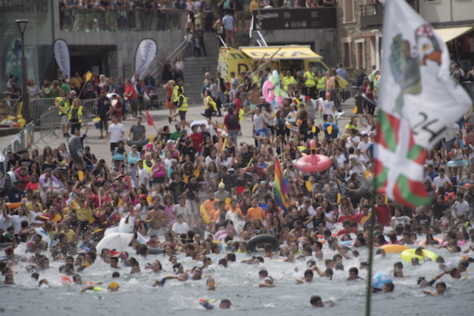 Aunque la amenaza del mal tiempo ha echado atrás a algunos, no han sido pocos los piratas que han abordado Donostia. (Juan Carlos RUIZ/FOKU) Aunque la amenaza del mal tiempo ha echado atrás a algunos, no han sido pocos los piratas que han abordado Donostia. (Juan Carlos RUIZ/FOKU)