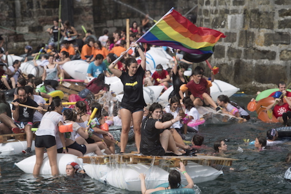 Hay quien ha sustituido la bandera pirata por la LGTB. (Juan Carlos RUIZ/FOKU) Hay quien ha sustituido la bandera pirata por la LGTB. (Juan Carlos RUIZ/FOKU)