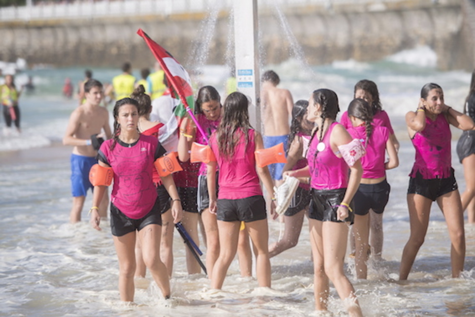 Ducha tras el abordaje. (Juan Carlos RUIZ/FOKU) Ducha tras el abordaje. (Juan Carlos RUIZ/FOKU)