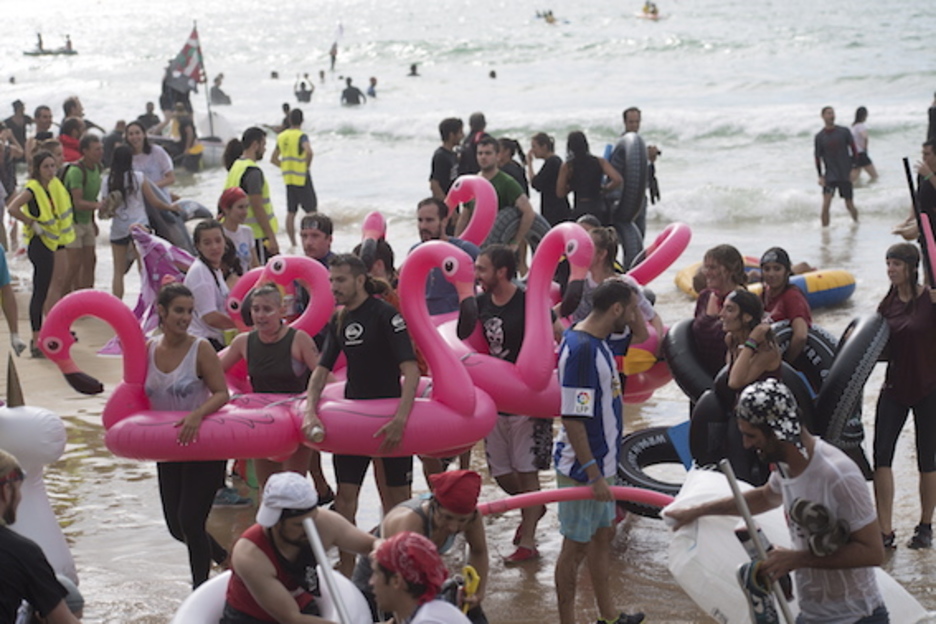 Un grupo de flamencos, a su llegada a la playa. (Juan Carlos RUIZ/FOKU) Un grupo de flamencos, a su llegada a la playa. (Juan Carlos RUIZ/FOKU)