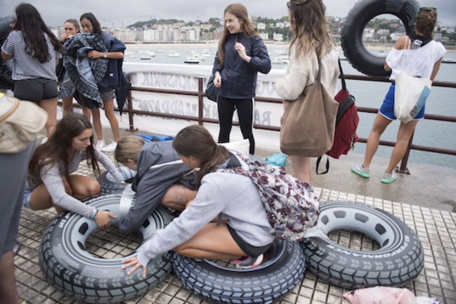 Antes de lanzarse al abordaje, trabajos preparativos. (Juan Carlos RUIZ/FOKU) Antes de lanzarse al abordaje, trabajos preparativos. (Juan Carlos RUIZ/FOKU)